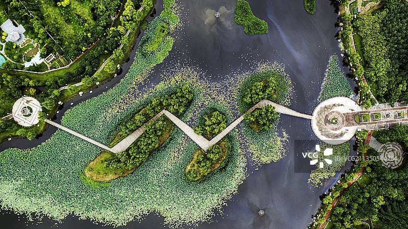 吉林长春三佳公园内一座曲桥连接两岸图片素材