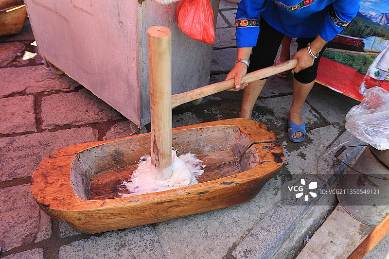 贵州省黔东南苗族侗族自治州雷山县西江千户苗寨：打糍粑图片素材