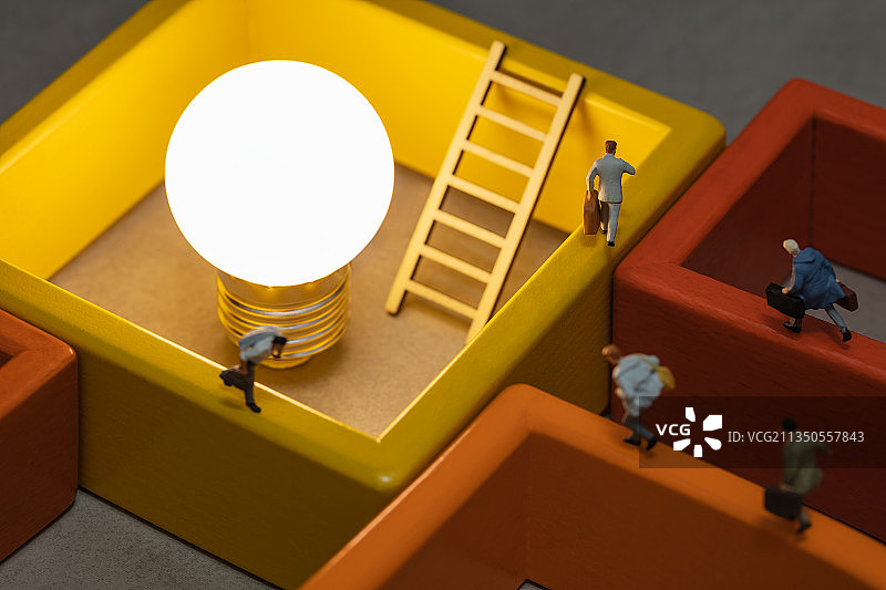 微缩创意发亮的灯泡格子梯子奔跑的上班族图片素材