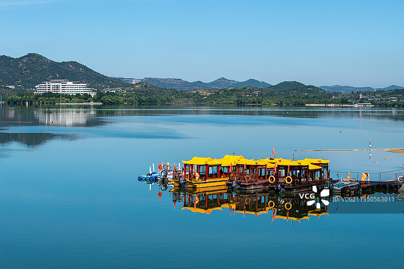 湖畔静悄悄图片素材