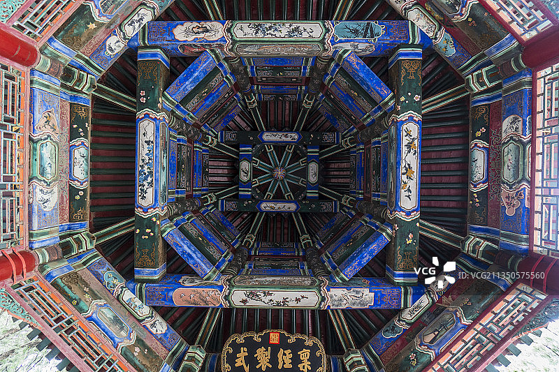 北京海淀区颐和园长廊禀经掣式上复杂建筑结构图片素材