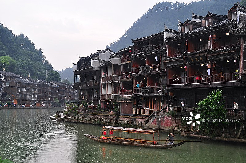 雨中凤凰城图片素材