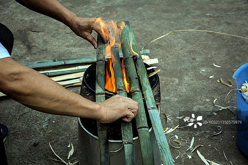 篾匠烧竹条图片素材