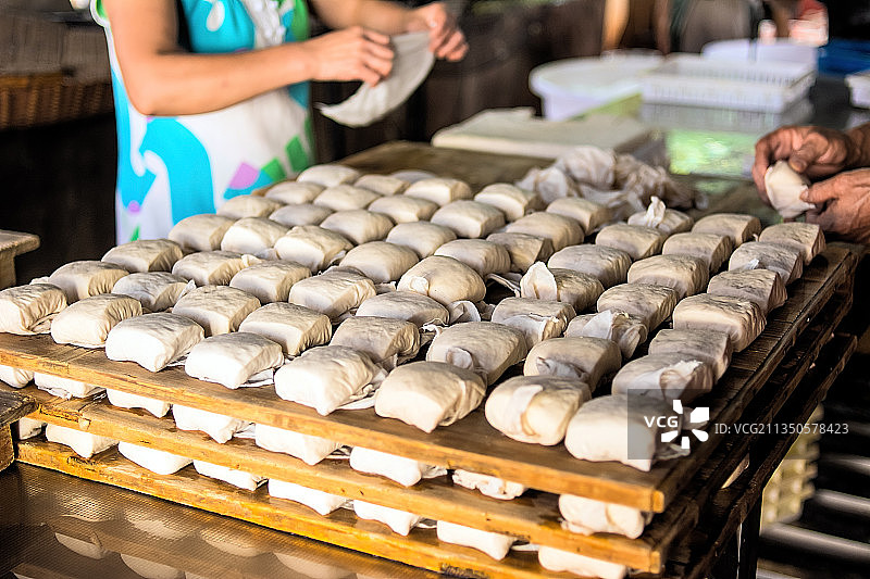 中国传统手工布包豆腐制作过程图片素材