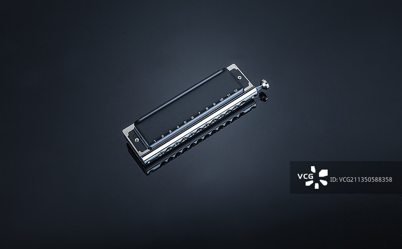 小巧的口琴乐器图片素材