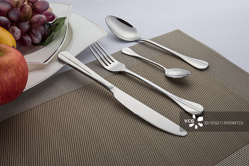 放在桌面上的不锈钢餐具厨具图片素材