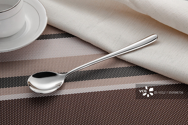 放在桌面上的不锈钢餐具厨具图片素材