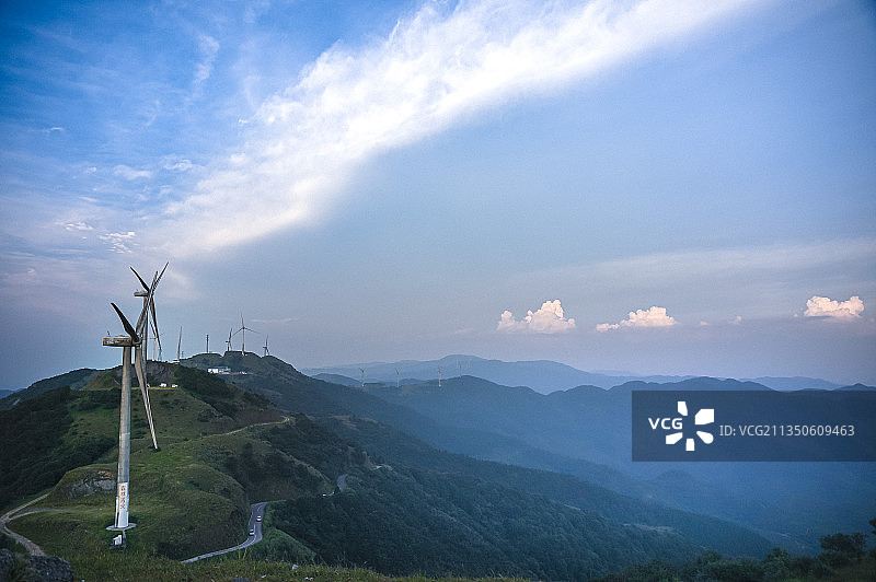 山雾中的风车图片素材