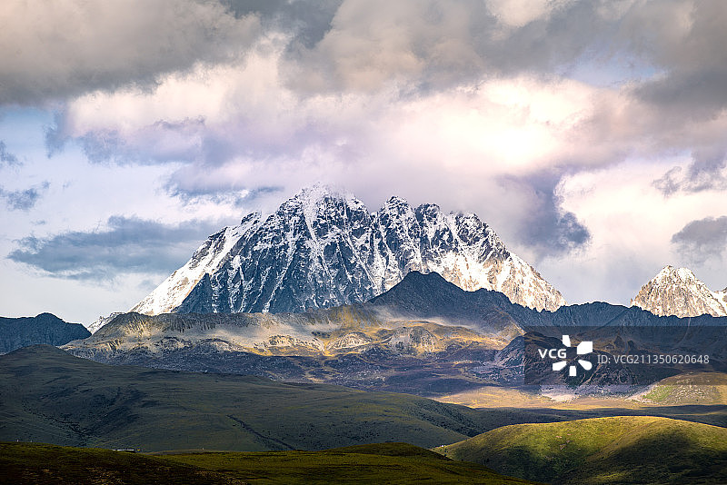 最像皇冠的雪山——雅拉雪山图片素材