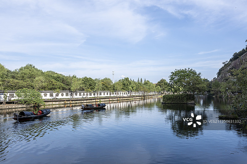 绍兴东湖乌篷船划过图片素材
