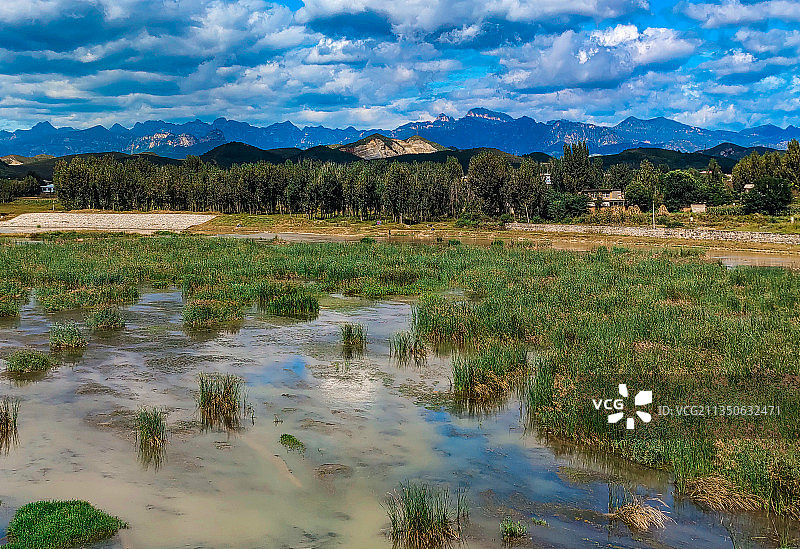 太行山脉和易水河图片素材