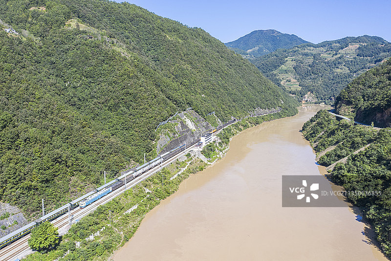 SS4牵引货车通过宝成线高潭子站，K546次在等待图片素材