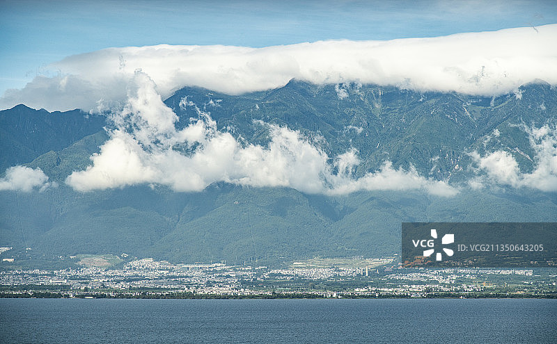 高铁遥望大理古城图片素材