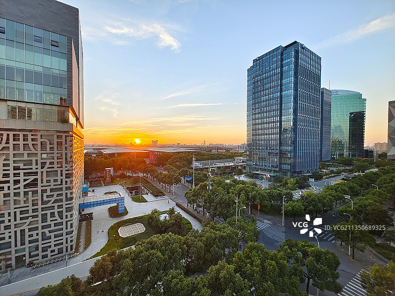 眺望上海新国际博览中心日出（证大喜马拉雅、建工大唐国际广场）图片素材