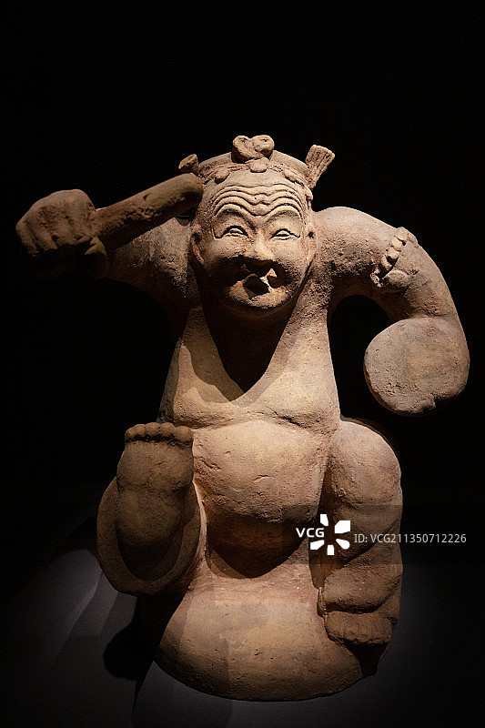 震旦博物馆东汉红陶击鼓说唱俑，形象生动，表情充满喜感图片素材