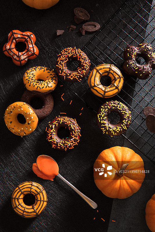 巧克力甜甜圈，一组万圣节主题食物图片素材