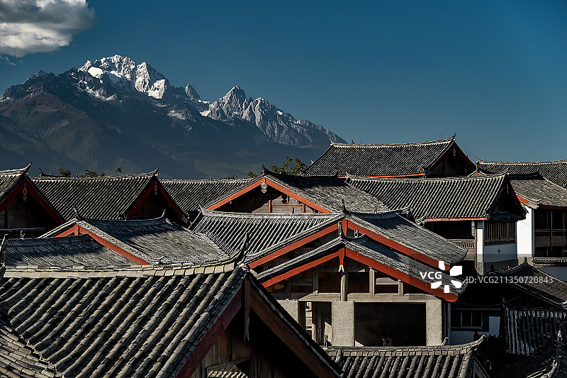 丽江古城遥望玉龙雪山图片素材