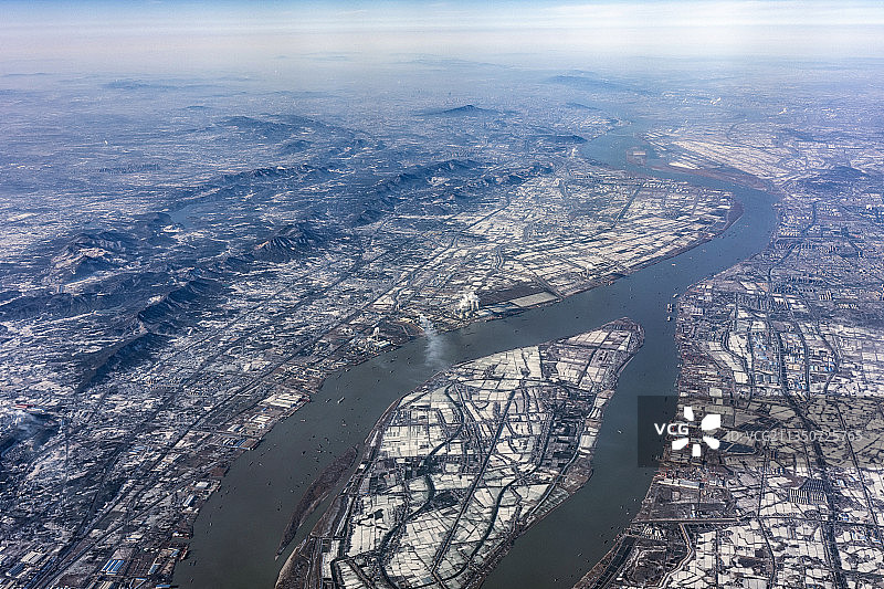 飞越长江高空航拍江苏南京镇江之间宁镇山脉图片素材