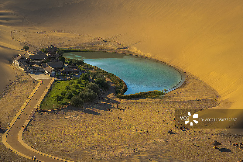 月牙泉洗心图片素材