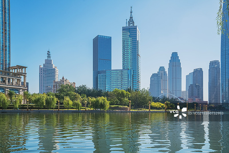 中国天津市海河两岸的现代城市建筑天际线和旅游风光图片素材