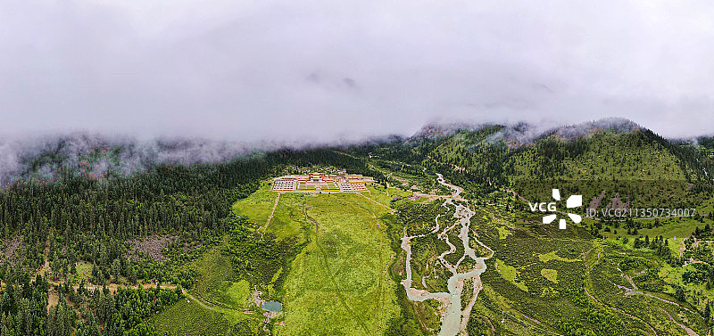 航拍四川甘孜理塘格聂神山虎皮坝旁的新冷古寺全景图片素材