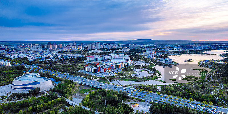 内蒙古锡林郭勒盟锡林浩特市锡林河和城市天际线夜景航拍图片素材