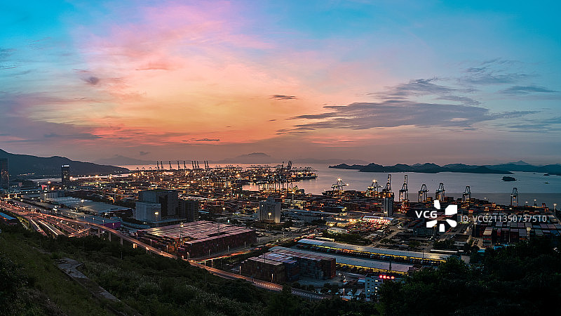 清晨粉霞浸染整个盐田港图片素材