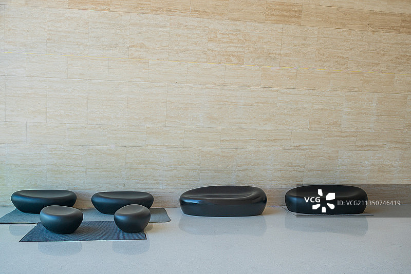 郑州美术馆的游客休息区图片素材