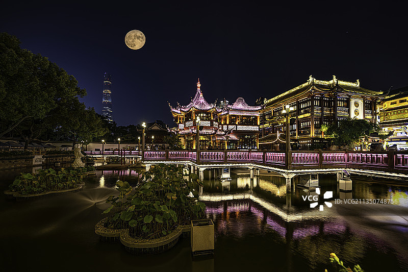 上海城隍庙豫园九曲桥中秋月圆之夜图片素材
