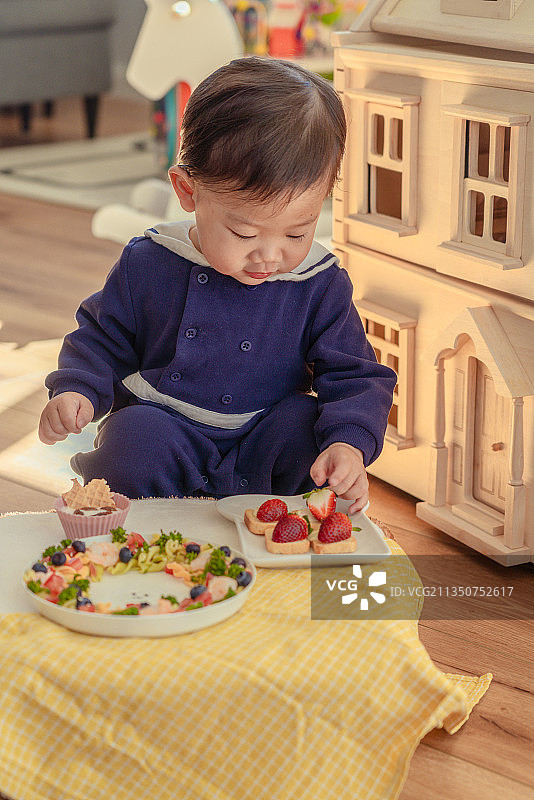 小小幼儿点心师在做点心甜品图片素材