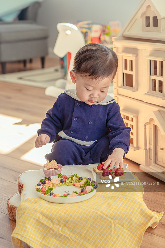 小小幼儿点心师在做点心甜品图片素材