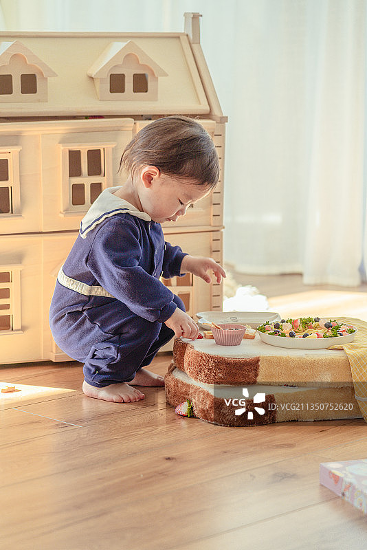 小小幼儿点心师在做点心甜品图片素材