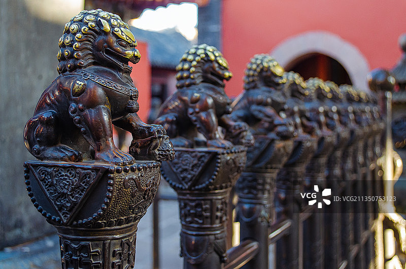 泰山碧霞祠里的铜狮子图片素材