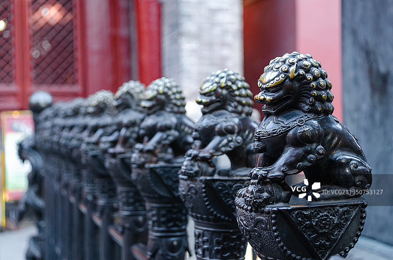 泰山碧霞祠里的铜狮子图片素材