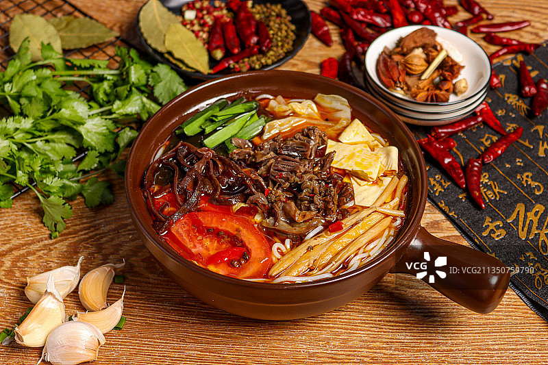 鸡杂砂锅米线图片素材