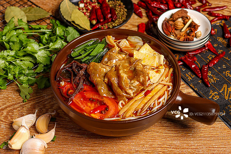 肥牛砂锅米线图片素材