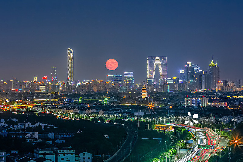 中国江苏省苏州城市建筑上空出现红月亮奇观图片素材