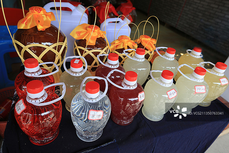 贵州省黔东南苗族侗族自治州雷山县西江千户苗寨：米酒图片素材