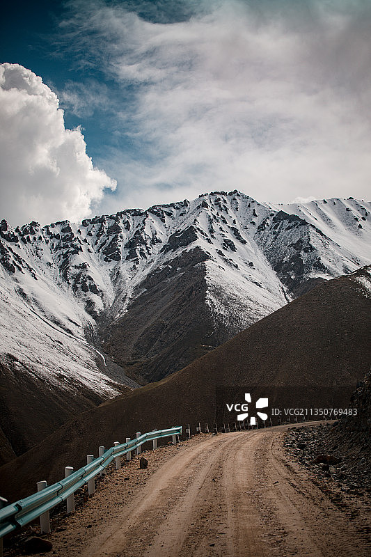 中国新疆喀什地区塔什库尔干喀喇昆仑山雪山帕米尔高原晴天图片素材