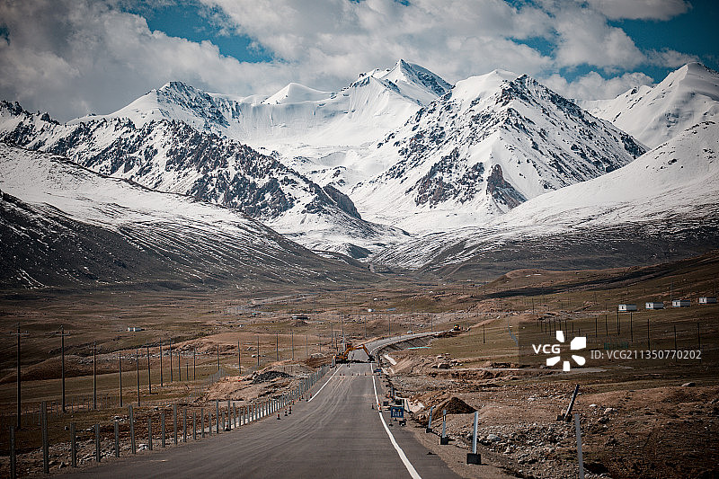 中国新疆南疆雪山喀喇昆仑山塔什库尔干国门红其拉甫国道巴基斯坦图片素材
