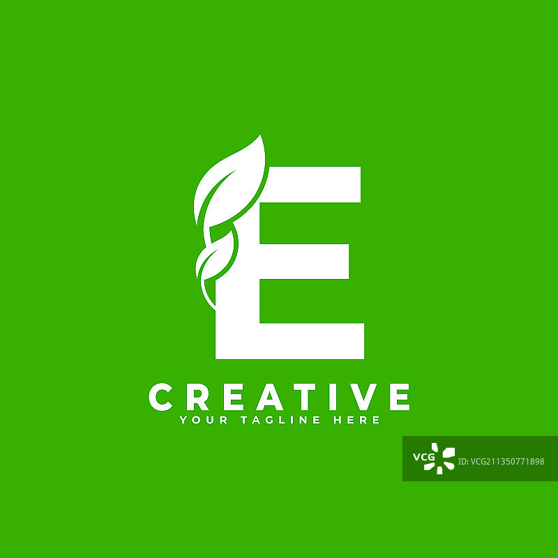 绿色背景上的带有叶子标志设计元素的字母E图片素材