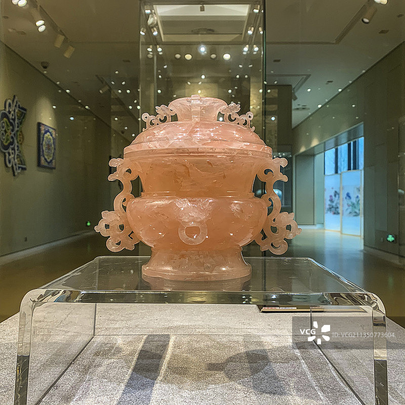 清乾隆芙蓉石蟠螭耳盖炉图片素材