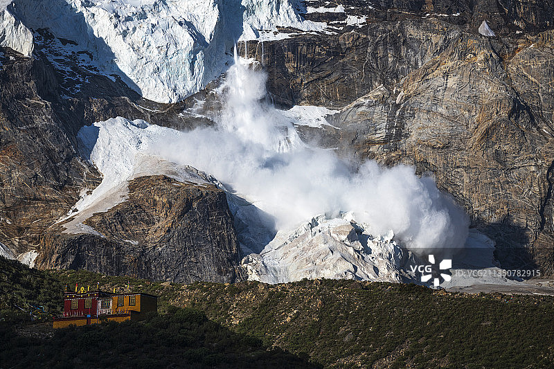 萨普雪崩现场图片素材