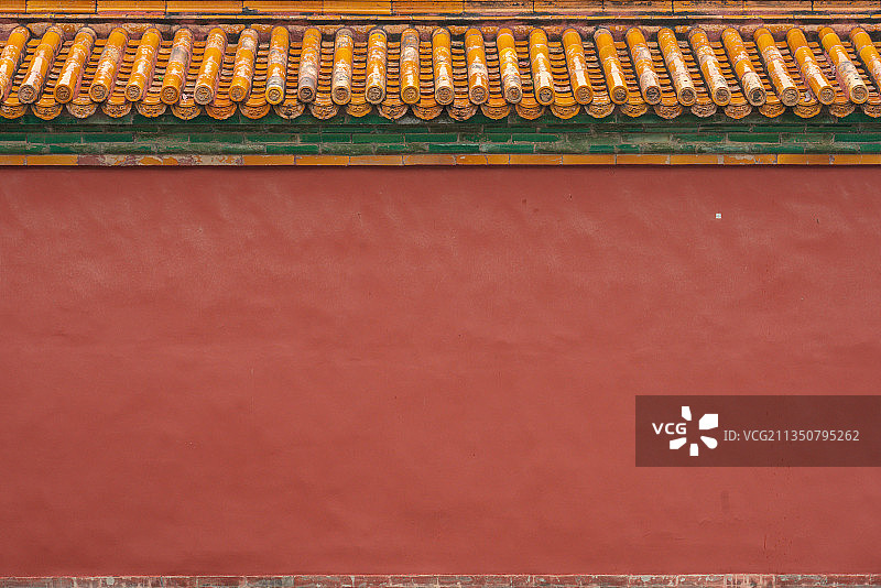 绵绵细雨中故宫红色宫墙与黄色琉璃瓦图片素材