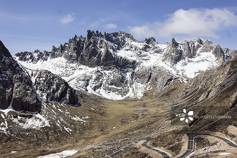 秋天，雪山，草原，高原公路，云景，山脉图片素材