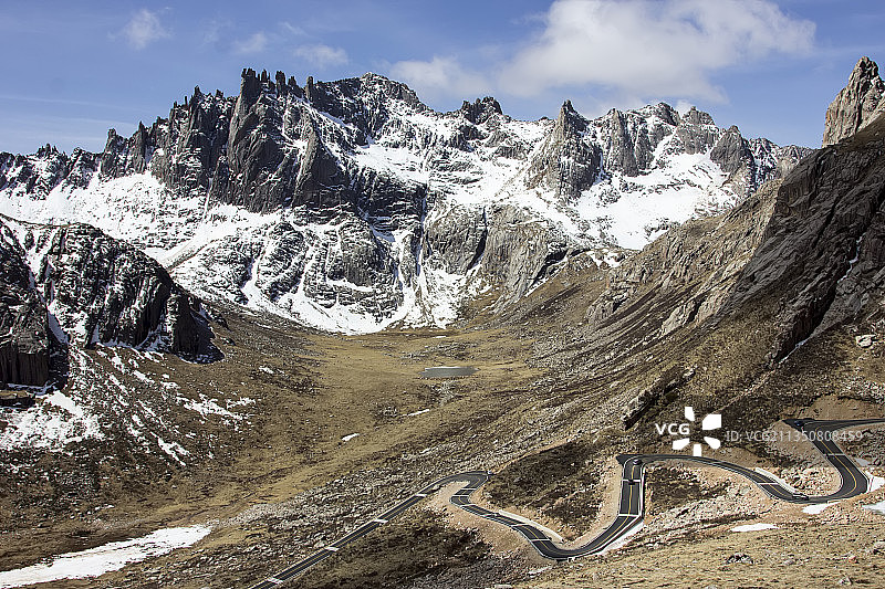 秋天，雪山，草原，高原公路，云景，山脉图片素材