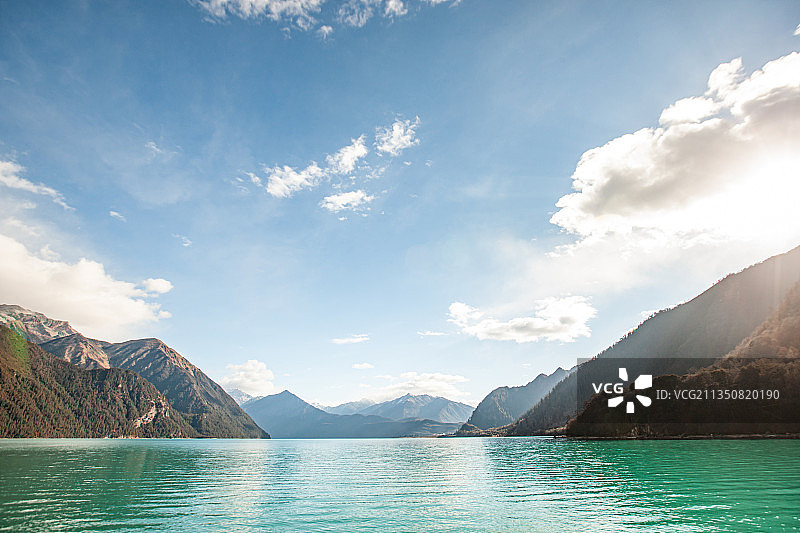 西藏、林芝、巴松错、荒野、湖水、远山、徒步、旅行、雪山、瑞士图片素材