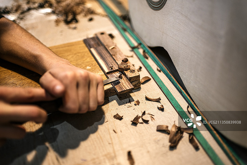 年轻女子进行木工图片素材
