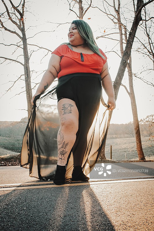 年轻女子站在路上，新约翰逊维尔，田纳西州，美国图片素材