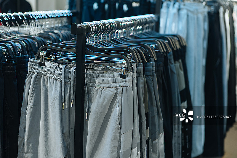 商场里悬挂起来的休闲裤图片素材